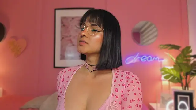 soysaraa - SoySaraa's free webcam - UK Sex Cams