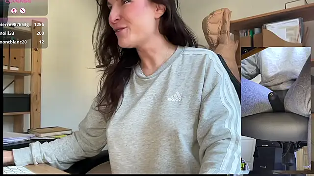 vanessariskyshow's room