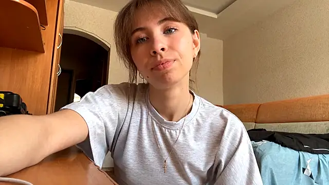 serenahawthorne (F teen) - bite lips
