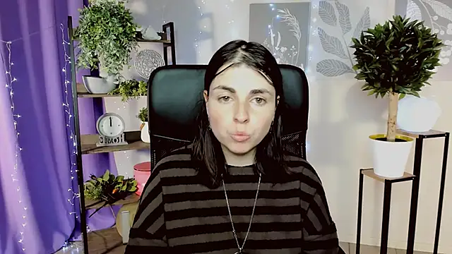 martaedams (F young) - For a beautiful brooch