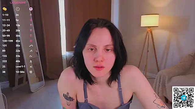 marycoopeer (F young) - Flash my boobs close to cam