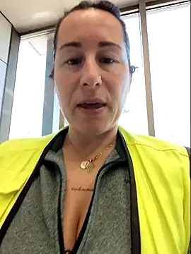 bichota85 (F milf) - Flash ass Office+4 videos