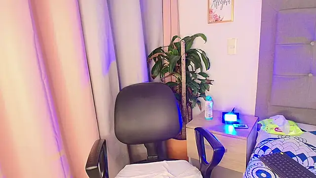 Kiara_noirr live sex cam