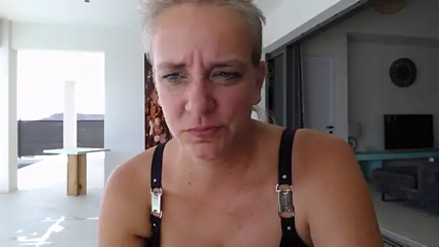 wendysexyx (F milf) - video lekker spelen in bed 7 min