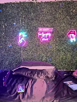 Webcam Model (RenaThickAss)  is live.Free join now!