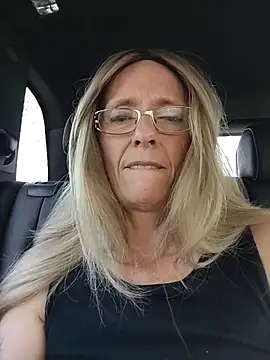 sacha_scorp (F mature) - 1 doigt dans le cul