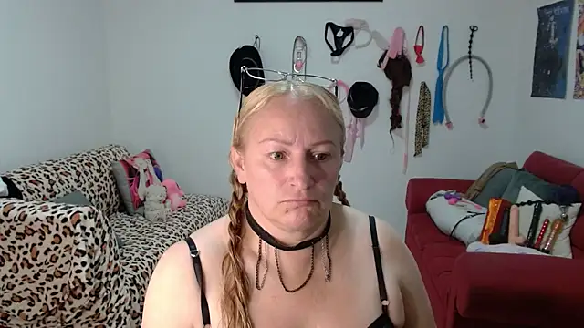 emperabigbootybigass - Emperabigbootybigass's free webcam