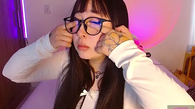 oliviargf (F young) - Twerk ass close to cam! no pantiee