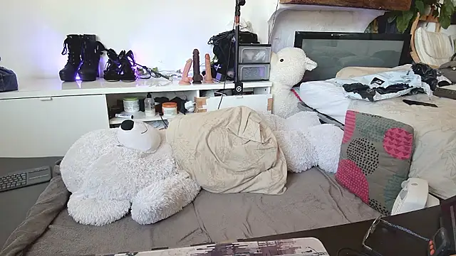 CeriseLapine live sex cam