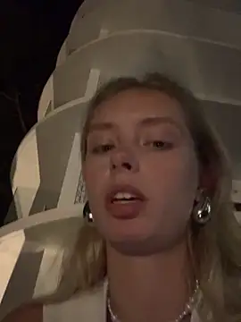 sunnyshiney (F teen) - Go into fitting room to flash my boobs