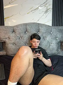 noah_ledom (M twink) - oil on my chest