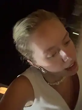 sunnyshiney (F teen) - Go into fitting room to flash my boobs