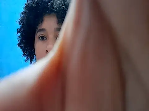 madelynstamant (F teen) - Send kisses.