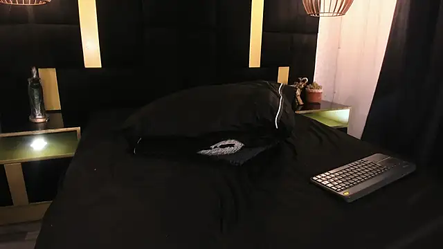 Lucio__Fox live sex cam