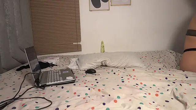 bigfeetwoman99 - BIGFEETWOMAN99's free webcam - UK Sex Cams