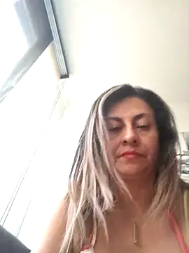 latiinvenushot (F mature) - Squirt in the shower