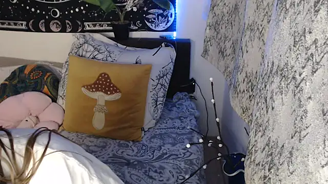 AlienforTwenty live sex cam