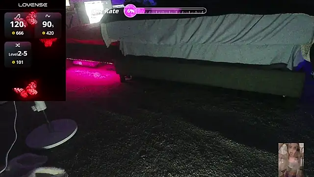 Blondiewithanass webcam