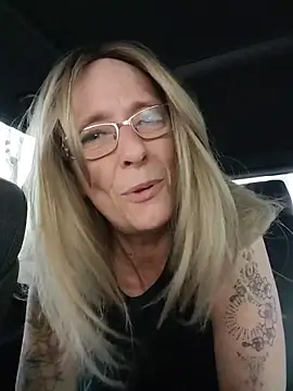 sacha_scorp (F mature) - Fellation Dildo