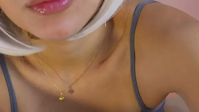 naomisainz (F young) - spit boobs💋