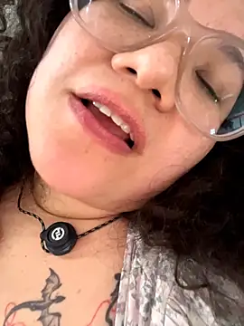 Webcam Model (VanesssaMilf_)  is live.Free join now!