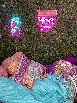 Webcam Model (RenaThickAss) is live