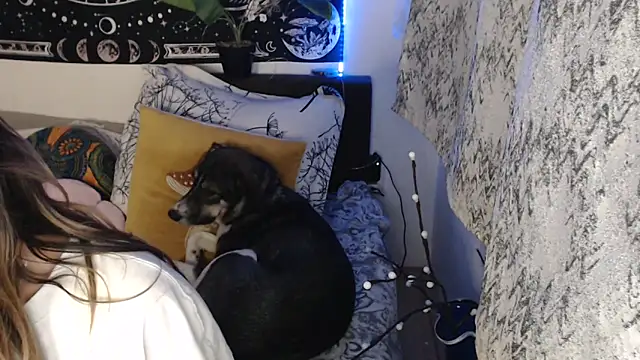 alienfortwenty (F young) - wear strapon