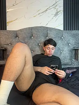 noah_ledom (M twink) - oil on my chest