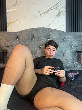 noah_ledom (M twink) - oil on my chest