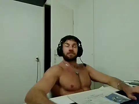 alpha-hunk - Alpha-hunk's free webcam - UK Sex Cams