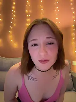 Webcam Model (AlinaFoxyy)  is live.Free join now!