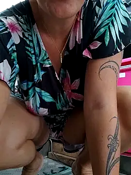 emiliemilf - Emiliemilf's free webcam - UK Sex Cams