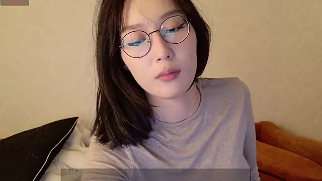 alinaevee (F young) - dildo in a naked ass