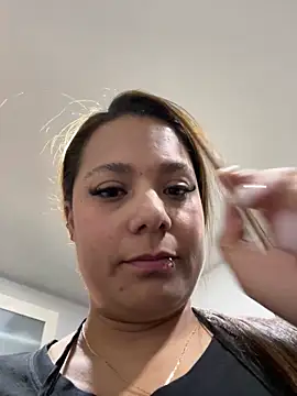 pretty__milf - Pretty__Milf's free webcam - UK Sex Cams