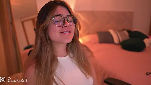 lau_bee - Lau_Bee's free webcam - UK Sex Cams