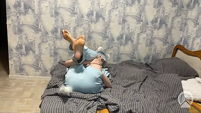 foxie_kim (M twink) - ends up jerking off