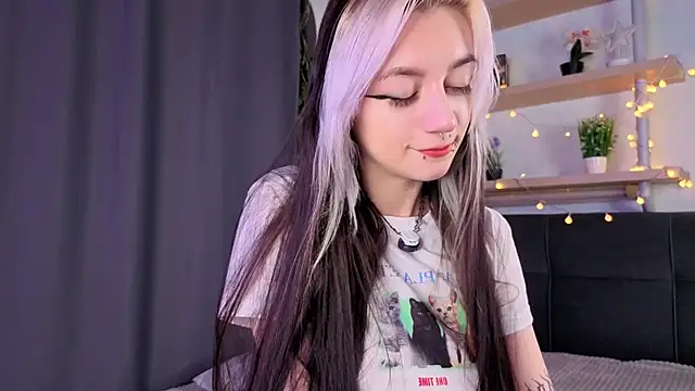 tristaroht (F young) - Move my hand in panty to tease my Clit