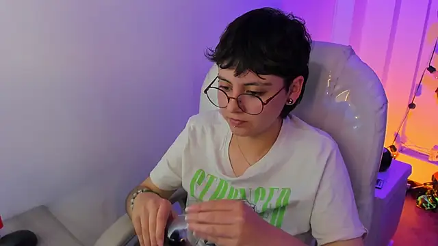 nathaly_ds (F teen) - squeeze tits🔥😈🥵