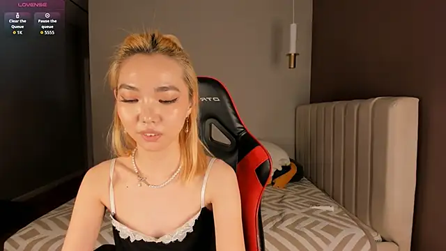 nor_xiio (F teen) - :devil: Pussy play on bed :devil: