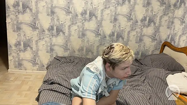 foxie_kim (M twink) - ends up jerking off