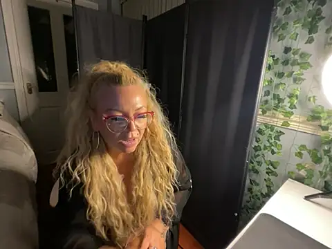 Webcam Model (BonnyDesire) is live