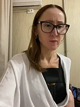 lauradavis (F milf) - I'll get completely naked in a cafe