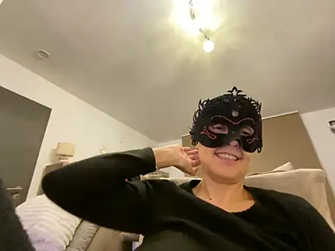 Webcam Model (Marilou1983)  is live.Free join now!