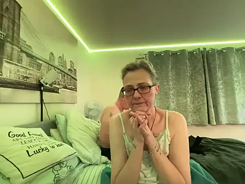 Curvy-Jinx live sex cam