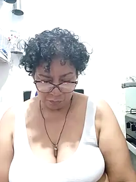 pupi-lanegra - Pupi-Lanegra's free webcam - UK Sex Cams