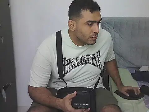 alphalatinobear - AlphaLatinoBear's free webcam - UK Sex Cams