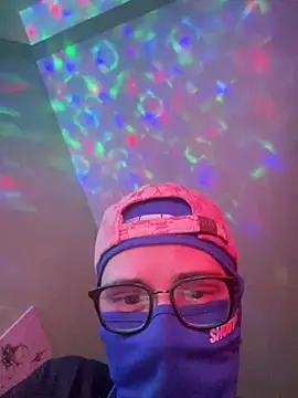 le-couple-en-chaleur_ (M twink) - Je me rentre un tournevis