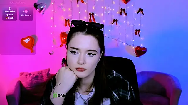 liana_kisses (F teen) - show tits