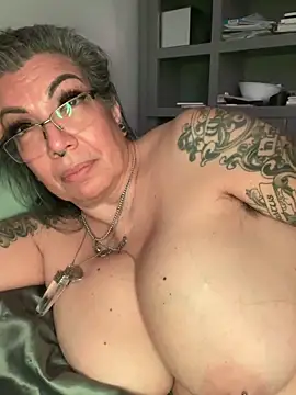 Webcam Model (dieseldame1313) is live