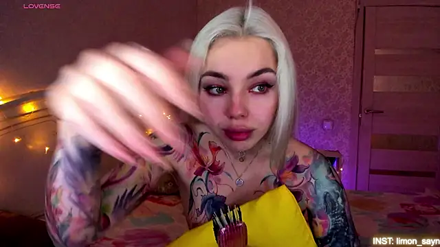 LillyMoure_ live sex cam